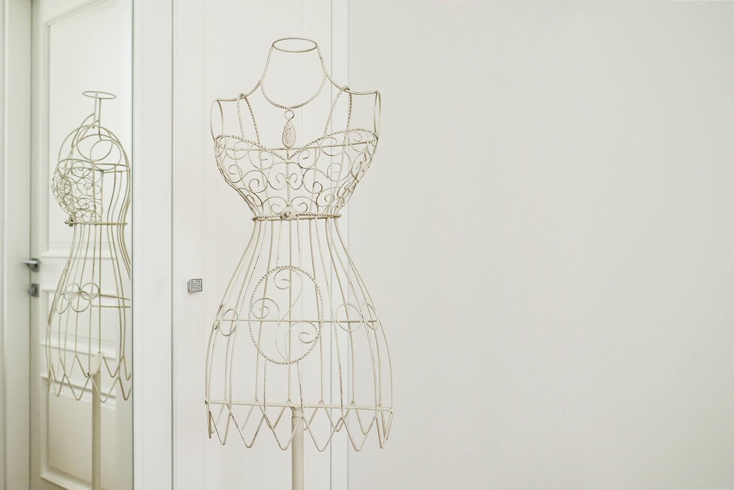 Vintage,Metal,Clothing,Mannequin,Display,In,Interior,Girl's,Room,Closeup