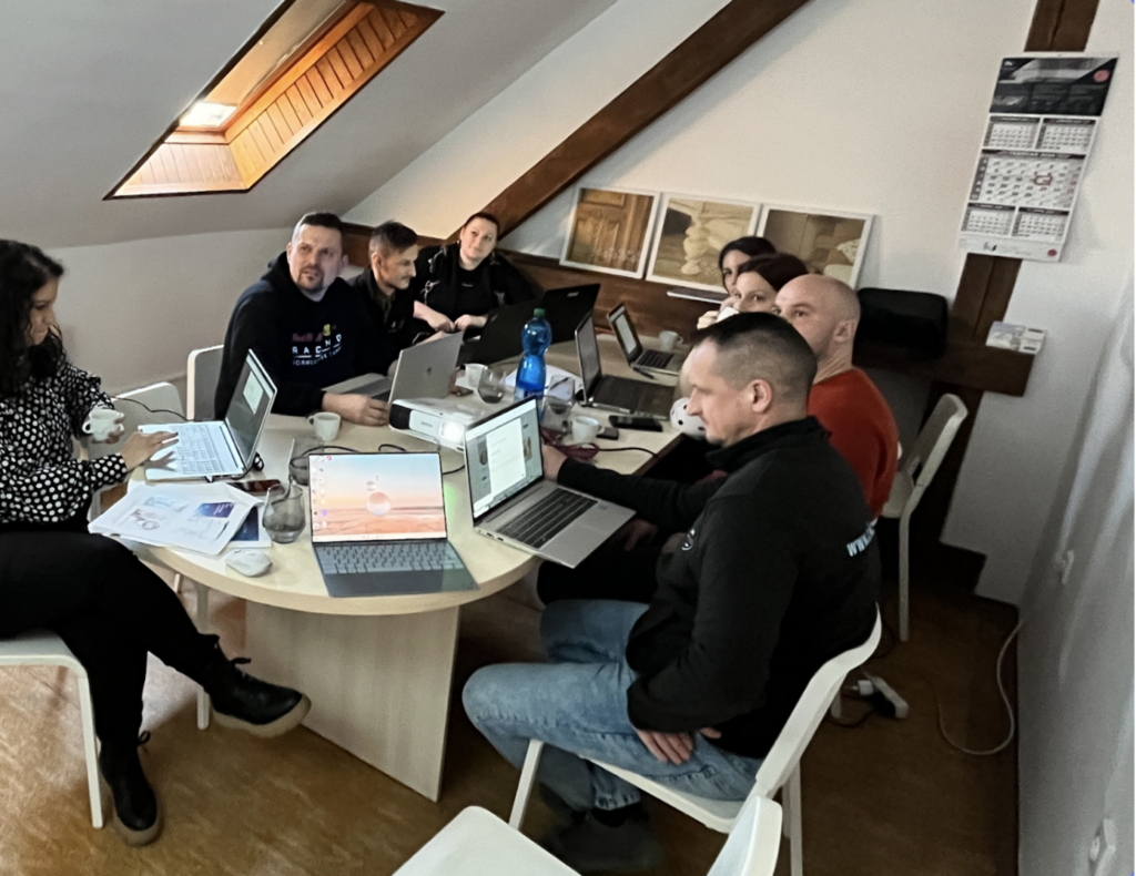 Záujem o propagáciu svojej firmy v rámci LinkedIn môžeme vidieť aj na náraste záujmu o naše LinkedIn školenie, kde sa rozoberajú základné nastavenia a stratégie pre úspech na tejto sociálnej sieti. Na obrázku školenie pracovného tímu firmy NIKOMI.